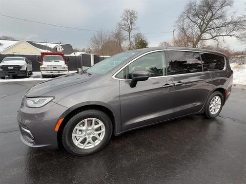 2023 Chrysler Pacifica Touring-L