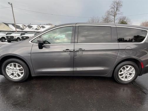2023 Chrysler Pacifica Touring-L