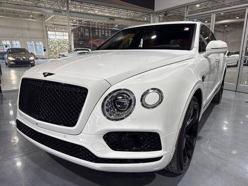 Ghost White 3 Coat Pearlescent 2018 Bentley Bentayga W12 Signature