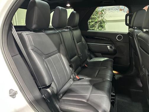 Fuji White 2019 Land Rover Discovery SE