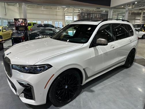 Mineral White Metallic 2020 BMW X7 M50i