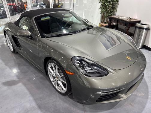 Aventurine Green Metallic 2021 Porsche 718 Boxster T