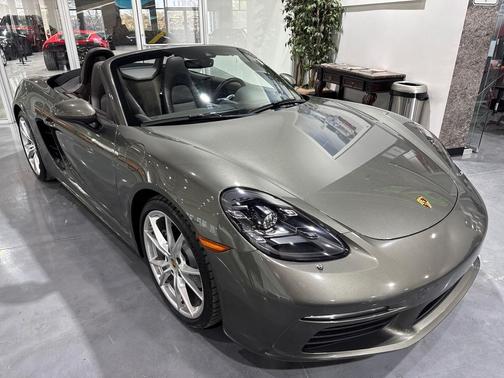 Aventurine Green Metallic 2021 Porsche 718 Boxster T