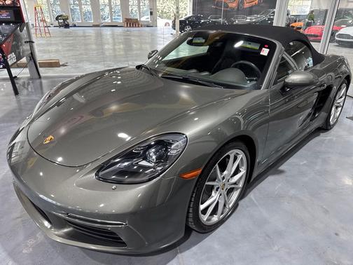 Aventurine Green Metallic 2021 Porsche 718 Boxster T