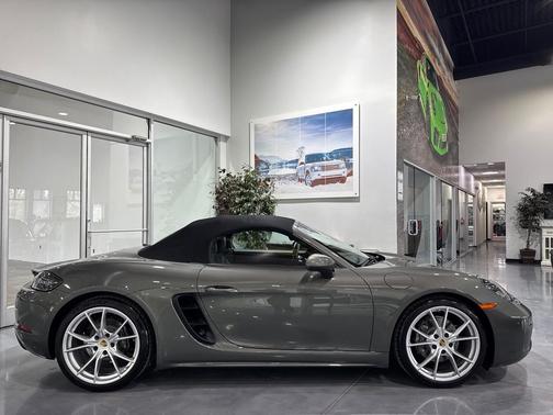 Aventurine Green Metallic 2021 Porsche 718 Boxster T
