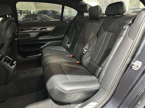 Singapore Gray Metallic 2018 BMW 750 i