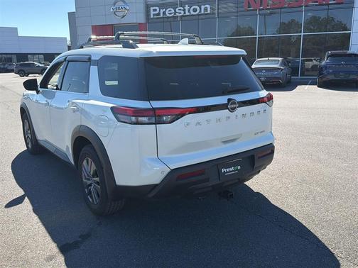 2022 Nissan Pathfinder SV