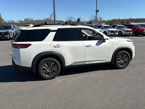 2022 Nissan Pathfinder SV