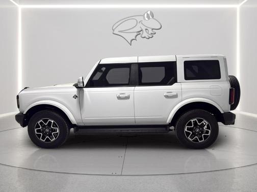 Oxford White 2025 Ford Bronco Outer Banks