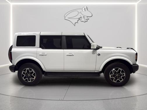 Oxford White 2025 Ford Bronco Outer Banks
