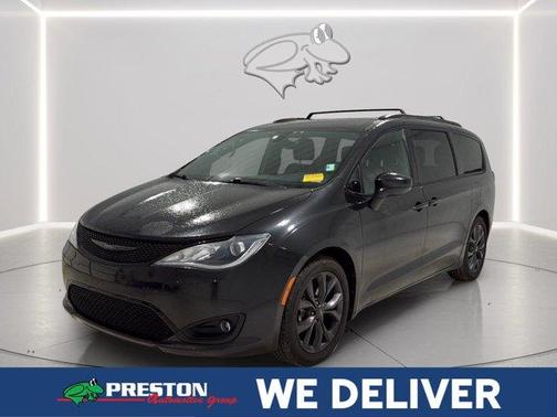 Brilliant Black Crystal Pearlcoat 2019 Chrysler Pacifica Touring-L Plus