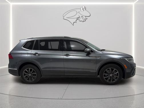 Platinum Gray Metallic 2022 Volkswagen Tiguan 2.0T SE