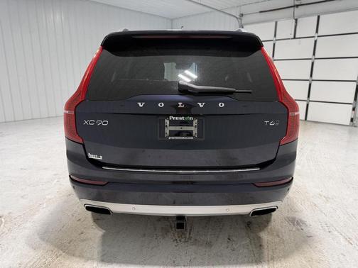 2017 Volvo XC90 T6 Momentum