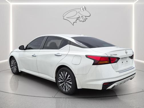 White 2023 Nissan Altima 2.5 SV