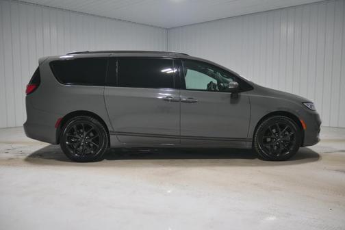 2023 Chrysler Pacifica Touring-L