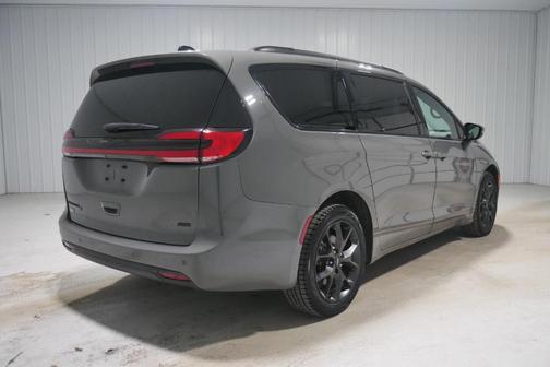 2023 Chrysler Pacifica Touring-L