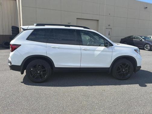 Platinum White Pearl 2024 Honda Passport Black Edition