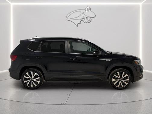 Deep Black Pearl Effect 2024 Volkswagen Taos 1.5T SE