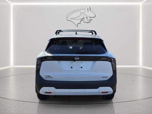 2t Wht Blk Roof 2026 Nissan Kicks SV