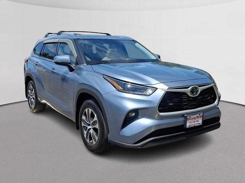 Moon Dust 2021 Toyota Highlander XLE