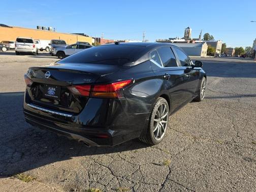 2021 Nissan Altima SR FWD