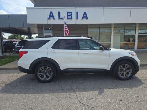Star White Metallic Tri-Coat 2022 Ford Explorer XLT