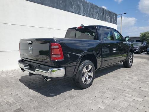 Diamond Black Crystal Pearlcoat 2022 RAM 1500 Laramie