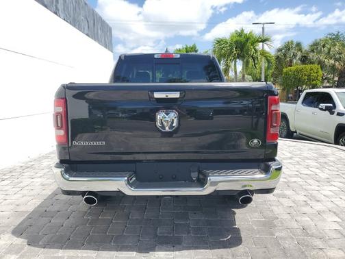 Diamond Black Crystal Pearlcoat 2022 RAM 1500 Laramie