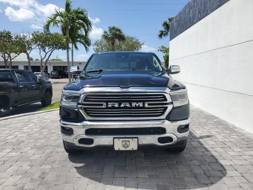 Diamond Black Crystal Pearlcoat 2022 RAM 1500 Laramie