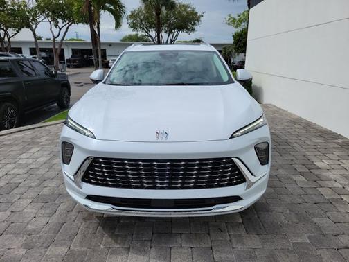 Iridescent White Tricoat 2026 Buick Envision Avenir