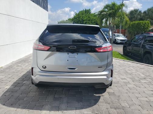 Silver Metallic 2022 Ford Edge SE