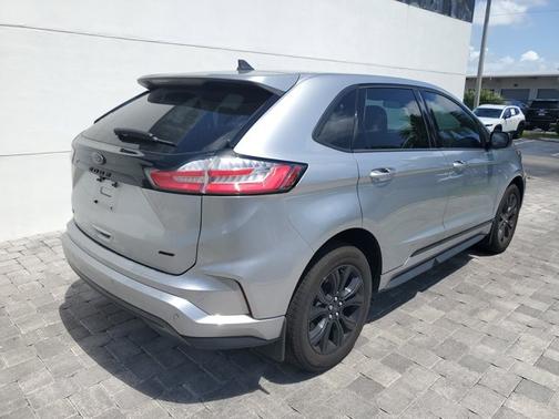 Iconic Silver Metallic 2022 Ford Edge SE
