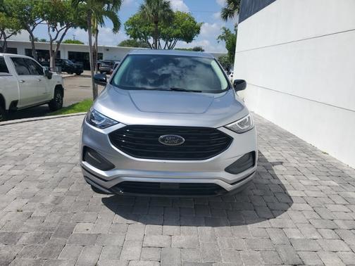 Silver Metallic 2022 Ford Edge SE