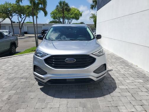 Iconic Silver Metallic 2022 Ford Edge SE