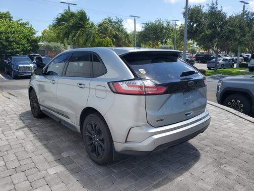 Iconic Silver Metallic 2022 Ford Edge SE