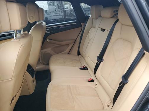 2018 Porsche Macan Base (PDK)