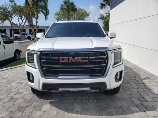Summit White 2022 GMC Yukon AT4