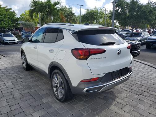White Frost Tricoat 2023 Buick Encore GX Essence