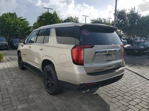 Pearl Beige Metallic 2023 GMC Yukon SLT