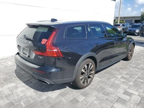 2021 Volvo V60 Cross Country T5
