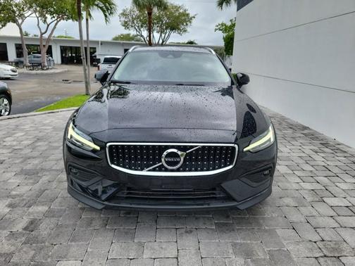 Onyx Black Metallic 2021 Volvo V60 Cross Country T5