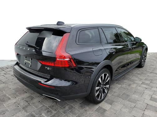 Onyx Black Metallic 2021 Volvo V60 Cross Country T5