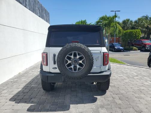 Oxford White 2023 Ford Bronco Badlands
