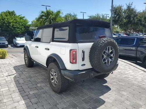 Oxford White 2023 Ford Bronco Badlands