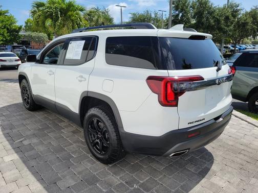 Summit White 2022 GMC Acadia AT4
