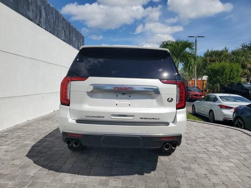White Frost Tricoat 2022 GMC Yukon XL Denali