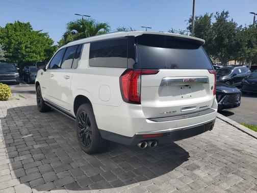 White Frost Tricoat 2022 GMC Yukon XL Denali