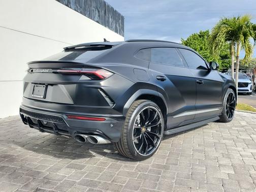 2021 Lamborghini Urus 
