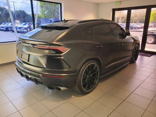 2021 Lamborghini Urus 