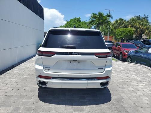 Bright White Clearcoat 2023 Jeep Grand Cherokee Overland